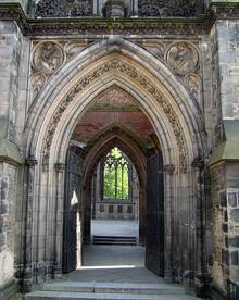 входная группа. готический арочный проем